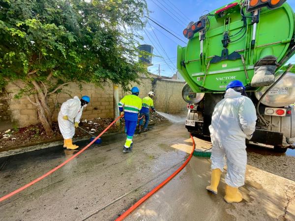 Limpieza desinfección de calle Las Tunas colector colapso